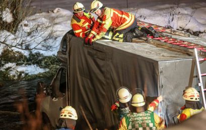 45 / 2023 Verkehrsunfall eingeklemmt LKW beteiligt