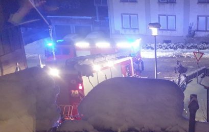 046 / 2023 Verkehrsunfall LKW droht auf Gebäude zu kippen